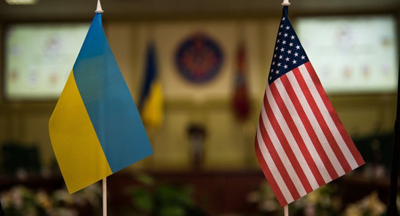 Banderas de Ucrania y Estados Unidos